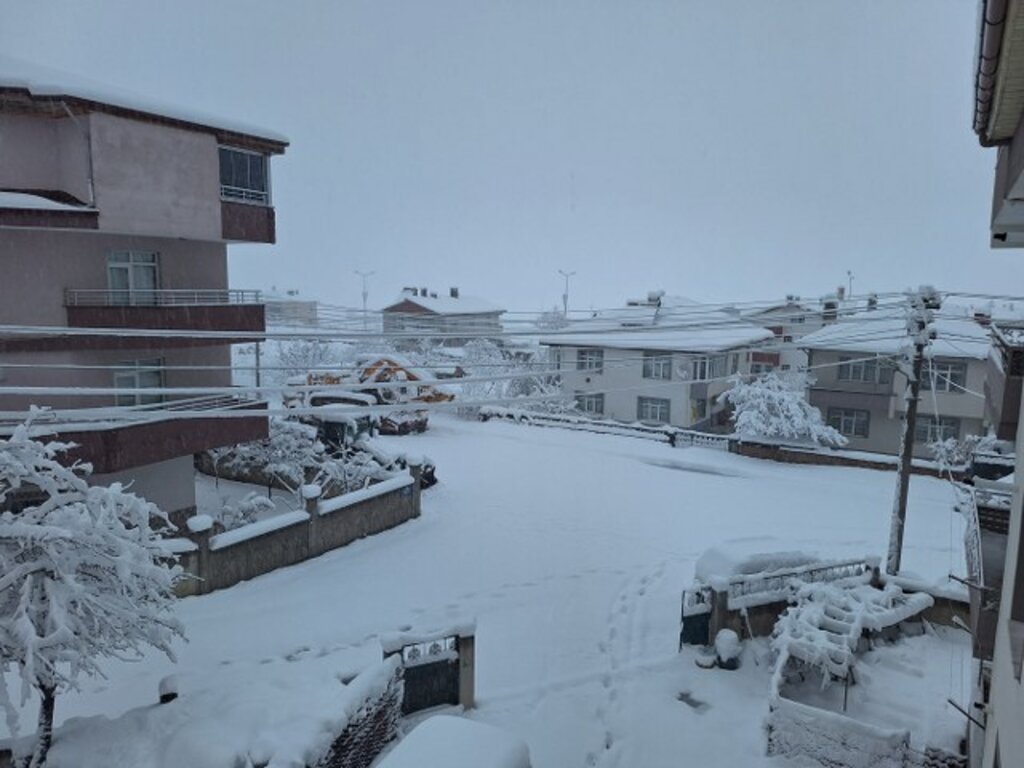 Samsun'da Ladik ilçesine kar yağdı her yer beyaza büründü