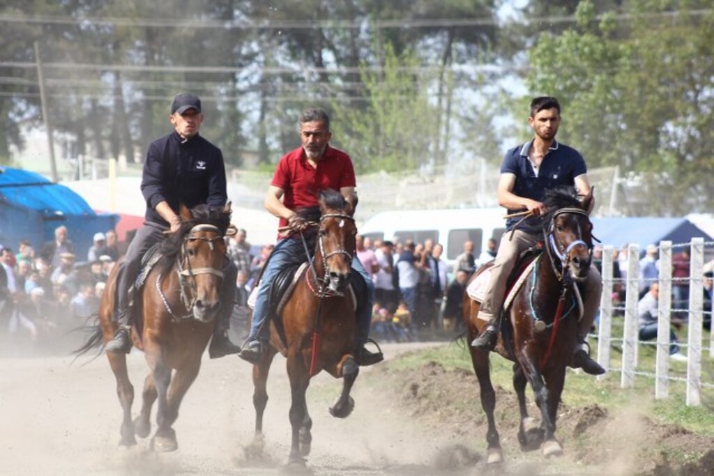Samsun Terme'de rahvan atlarının yarışı büyük ilgi gördü