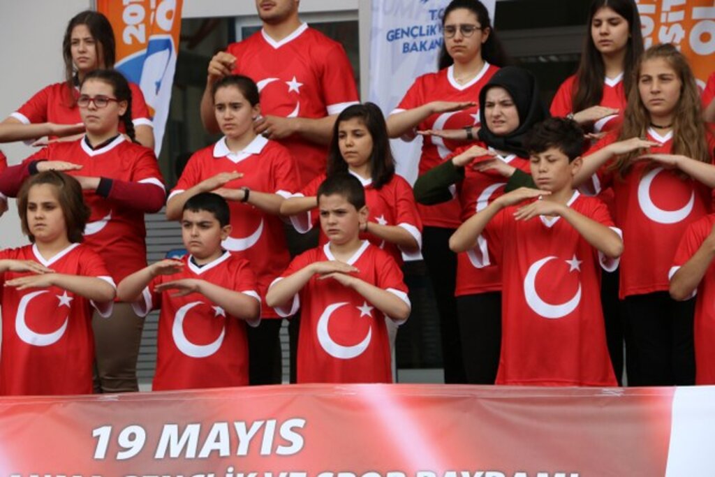 Samsun'da işitme engelli çocuklar İstiklal Marşını işaret diliyle okudu
