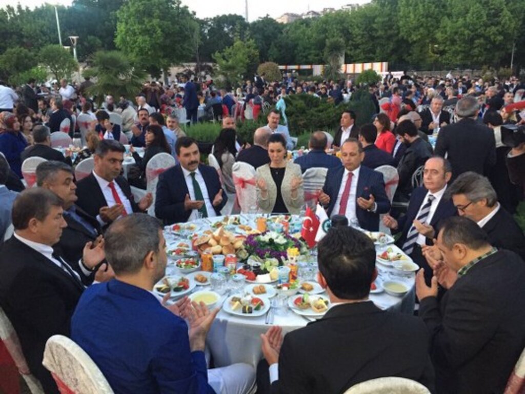 Çiğdem Karaaslan İstanbul'da SAMKON'un iftar yemeğine katıldı